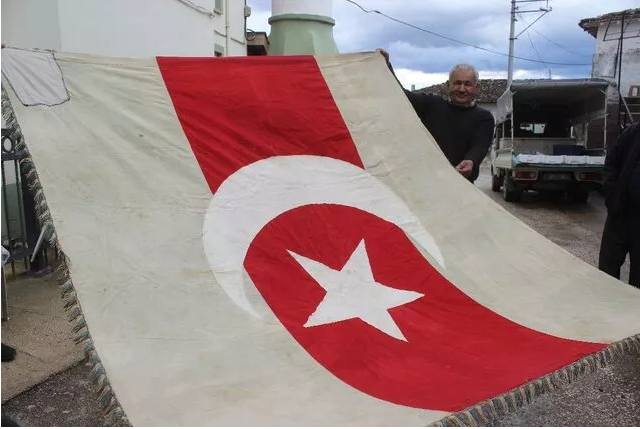 BURSA'DA 300 YILLIK OSMANLI BAYRAĞI